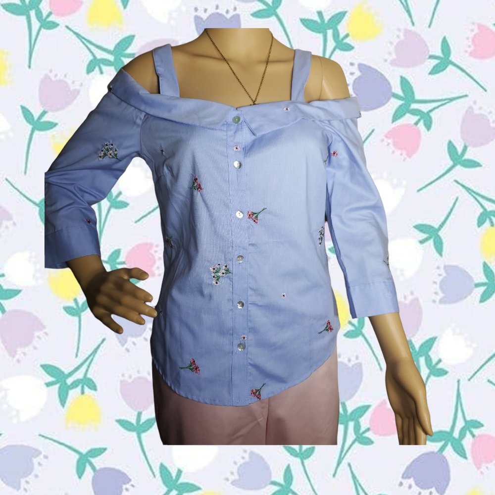 Romeo & Juliet Couture Blue & White Embroidered Cold Shoulder Blouse  Size S NWT